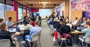 Gut gefüllter Saal mit über 70 Summer School Teilnehmern