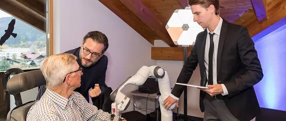 At the Munich School of Robotics and Machine Intelligence, Prof. Sami Haddadin (left) and PhD student Johannes Kühn (right) develop intelligent machines that serve people. Here they explain how to use a sensitive robot.<br />
Image: Uli Benz / TUM 
