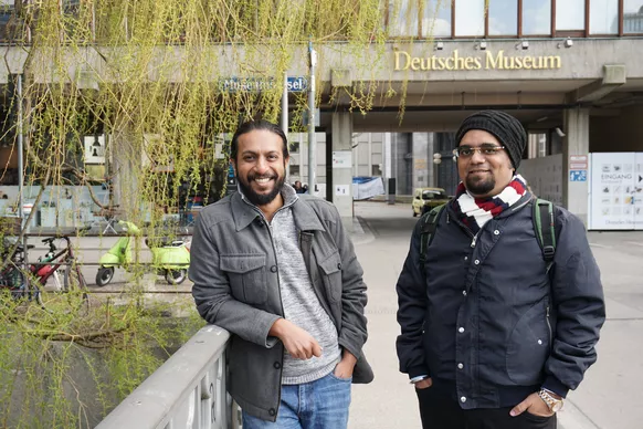 Dr. Amartya Ganguly (links) und Dr. Saikat Kumar Shome (rechts) vor dem Deutschen Museum in München.