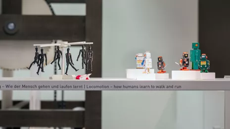 Human walking is complex. A robot is rather incapable of it. Photo: Astrid Eckert / TUM
