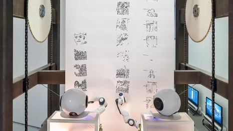 Der Roboter zeichnet auf Anweisung der Besucher der Ausstellung. Foto: Astrid Eckert / TUM