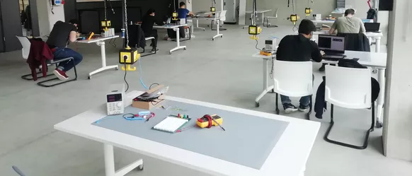 Intelligent Machine Design Lab (IMD.L) student in the TUM Venture Lab Robotics/AI room located at the Munich Urban Colab (MUC). <br />
Picture: Alexander Kurdas.