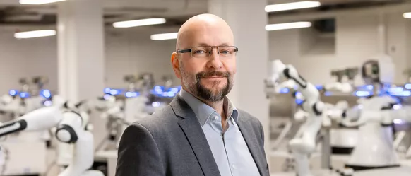 Prof. Achim Lilienthal uses the Maps of Dynamics for the prediction of human movement. Credit: Astrid Eckert / TUM