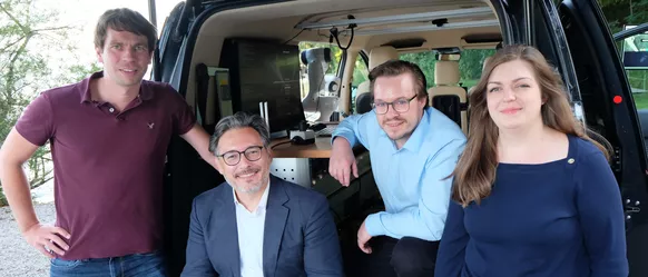 Scientists Daniel Dücker (right), Alexander Moorgat-Pick (2nd from right), and Anna Adamczyk, along with MIRMI Executive Director Prof. Sami Haddadin, presenting the SVAN at Lake Starnberg.