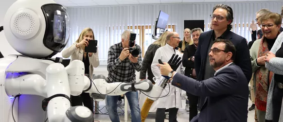 Gesundheits- und Pflegeminister Klaus Holetschek (CSU) testet die Fähigkeiten des Assistenzroboters „Garmi“ am Geriatrie-Forschungszentrum des MIRMI/TUM ©TUM-MIRMI